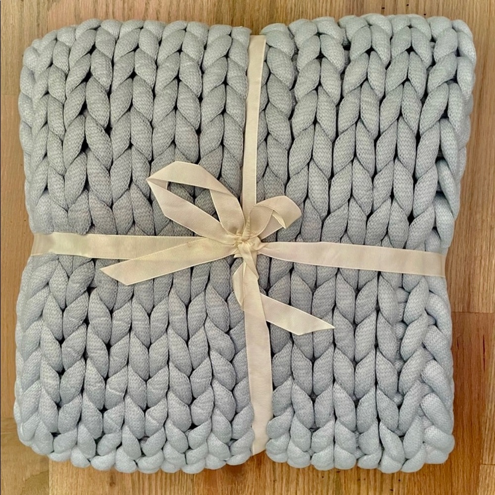 NWOT Large chunky knit throw blanket - price is firm see description as to why